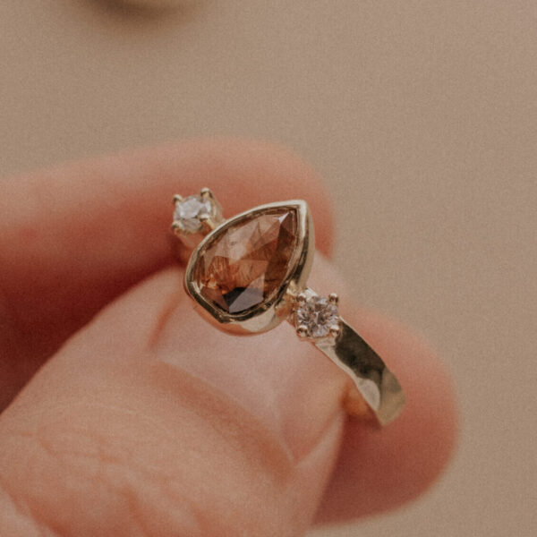 Rechte ring met amber/bruine druppel diamant en accent briljanten - 14k goud